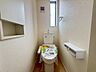 トイレ：窓付きで換気がしやすく、快適に使えるトイレです◎収納スペースも備え、使い勝手の良さが魅力です♪