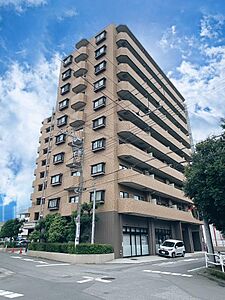 外観:小山駅から徒歩5分の好立地に佇む新築時旧分譲ダイア建設の地上10階建てマンションです。総戸数は55戸で、管理は東急コミュニティーへ全部委託されており日勤方式の管理体制となっています。 外観:小山駅から徒歩5分の好立地に佇む新築時旧分譲ダイア建設の地上10階建てマンションです。総戸数は55戸で、管理は東急コミュニティーへ全部委託されており日勤方式の管理体制となっています。