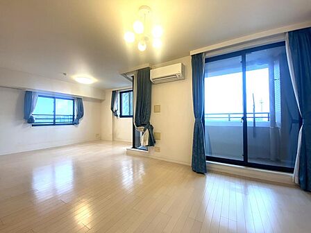 南向きの大きな窓から豊かな陽光が注ぎ込むリビングです明るい色のフローリングが室内をより一層広く見せてくれますバルコニーへスムーズに出入りできる動線でご家族が集う憩いの場にふさわしい空間です