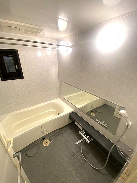 清潔感あふれる明るい色調でまとめられた広々とした浴室ですゆったりと足を伸ばして一日の疲れを癒やせる浴槽が魅力です換気や乾燥に便利な機能も備わっており雨の日の衣類乾燥にも重宝する快適な仕様です