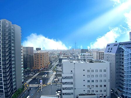 南側の窓からは都市の躍動感を感じられる素晴らしい街並みが眼下に広がります。