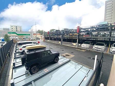 敷地内には機械式を中心とした駐車場が整然と完備されていますお車をお持ちのご家族も安心してお引っ越しいただけます出し入れのしやすいスペースが確保されており日々のドライブや送迎も快適にサポートします