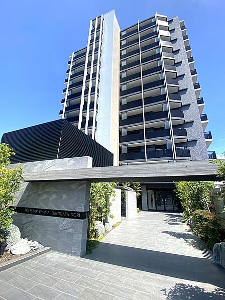 2023年築、地上12階建ての築浅分譲マンションです。JR小山駅から徒歩5分の好立地に位置し、シックで高級感あふれるアプローチと洗練された外観意匠が居住者や訪れる方を心地よく迎え入れます。