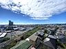 その他：8階部分のバルコニー方向から見渡せる屋外の風景です。周囲には低層の住宅街や線路などの街並みが広がっており、空を広く見渡すことができる位置関係となっています。周辺環境の様子をご確認いただけます。