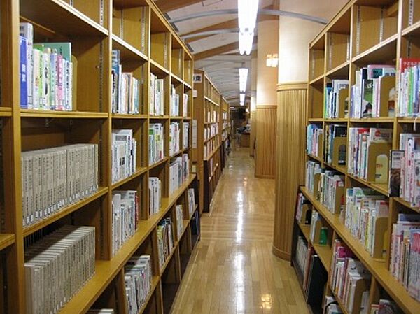 栃木県立図書館 631m