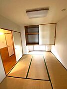 吊り押入れで空間を有効活用できます♪地窓付きで明るく風通しの良いお部屋です♪
