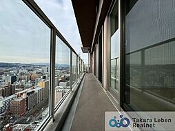 バルコニーは爽やかな風が吹き、採光にも恵まれてますので思わずお部屋の外へ出たくなる、そんなバルコニーです。心地良さに包まれ、日々の暮らしをより鮮やかに彩ります。