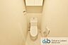 トイレ：ウォシュレット機能付きのトイレは壁掛けリモコンの上位グレードを採用。便座がスッキリした印象となり、限られた空間を広く見せる効果があります。