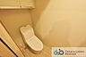トイレ：上部には吊戸棚があるので、トイレットペーパーのストックや清掃道具等を収納するのに便利です。