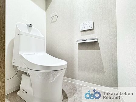 トイレはシャープでシンプルなデザイン。毎日使う場所だからこそ、使い勝手を考慮しました。