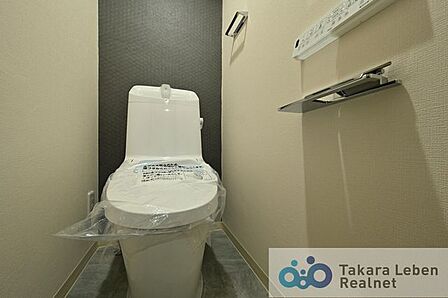 温水洗浄トイレ。リモコンは操作がしやすい壁掛けタイプです。