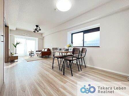 家族が自然と集まる、明るく開放感のあるリビング空間。大きな窓から差し込む陽光が室内をやさしく包み込み、毎日の暮らしに心地よい安らぎを与えてくれます。
