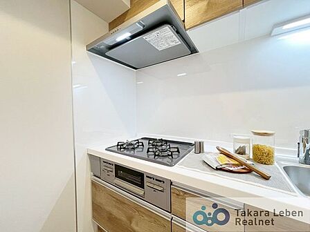 調理の幅が広がるグリル付きの3つ口コンロで、お料理がもっと楽しくなりますね♪