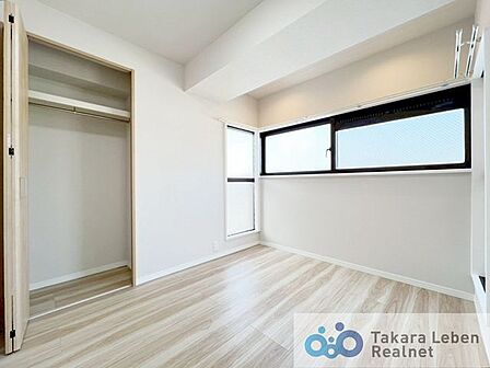 約4.4帖の洋室は、やわらかな採光が心地よい空間です。朝は自然光で気持ちよく目覚め、夜は落ち着いた時間を過ごせます。