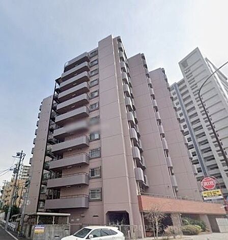 周囲の景観と美しく溶け合いながら、凛とした表情を見せる外観デザイン。落ち着きと品格を兼ね備え、日常を心地よく迎え入れてくれる住まいです。