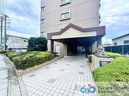 エントランスのサイドには植栽を配し、緑の潤いにあふれたアプローチを実現。