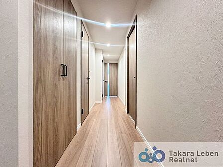 ナチュラルカラーの室内廊下、明るく開放感のある空間を演出します。