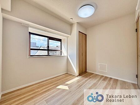 シンプルな内装の洋室は、子ども部屋として長く使えるのが魅力。成長に合わせてインテリアを変えやすい空間です。