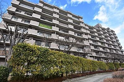 外観：柔らかな印象で、周囲の街並みと調和する、シンプルで優しいデザインの外観です。