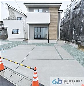 外観：落ち着いた雰囲気のお家です。ご家族で車を持つことができるカースペース2台付き。（車種による）