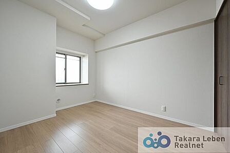 自然光が入る洋室は、子ども部屋として明るい印象。毎日の生活リズムを整えやすい環境です。