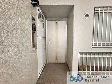 奥まったところに玄関ドアがあるので、共用廊下を通る方からお部屋の出入りを見られにくく安心。