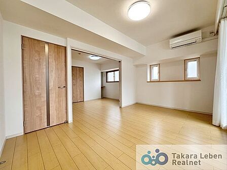 わが家にいる時間を、もっと自分らしく深めたくなる、居心地の良い空間です。ひとり静かに読書や趣味に没頭できそう。