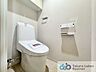 トイレ：ウォシュレット機能付きのトイレは壁掛けリモコンの上位グレードを採用。便座がスッキリした印象となり、限られた空間を広く見せる効果があります。