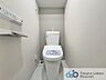 トイレ：ウォシュレット機能付きのトイレは壁掛けリモコンの上位グレードを採用。便座がスッキリした印象となり、限られた空間を広く見せる効果があります。