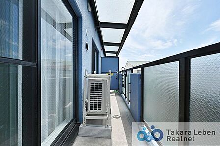 バルコニーには物干し金物を装備。リビング・ダイニングに面している為、空間の広がりを感じさせてくれるスペースとなっております。