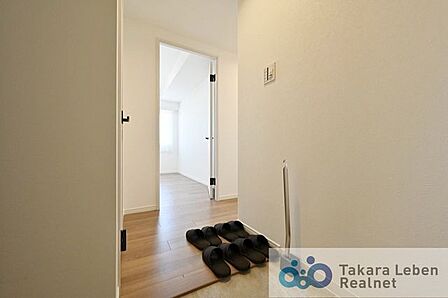 ナチュラルカラーの室内廊下、明るく開放感のある空間を演出します。