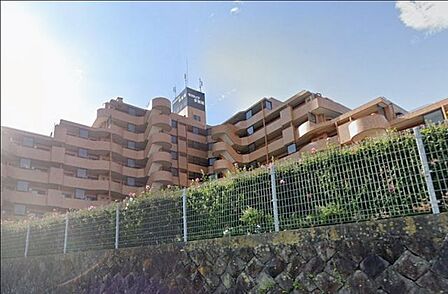 穏やかな空気感に包まれた住宅街に映える、気品ある外観。住まう人の日常に安心感と心地よさをもたらす、上質な住空間を予感させます。