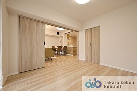 約6.3帖の洋室。独立したお部屋として利用しても良し。引き戸を開け放してリビング空間の延長として利用しても良いですね。