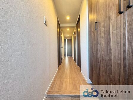 ナチュラルカラーの室内廊下、明るく開放感のある空間を演出します。