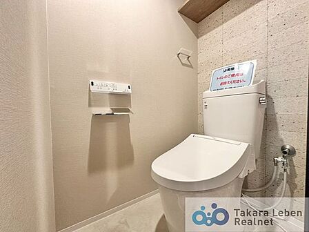 ウォシュレット機能付きのトイレは壁掛けリモコンの上位グレードを採用。便座がスッキリした印象となり、限られた空間を広く見せる効果があります。