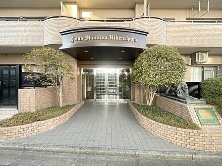 エントランスのサイドには植栽を配し、緑の潤いにあふれたアプローチを実現。