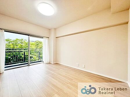 家族が集まる場所だからこそ、採光と通風を確保した心地よいリビングとなっております。自然と家族皆が揃い、笑顔が溢れる場となりそうです。
