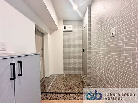 ナチュラルカラーの室内廊下、明るく開放感のある空間を演出します。