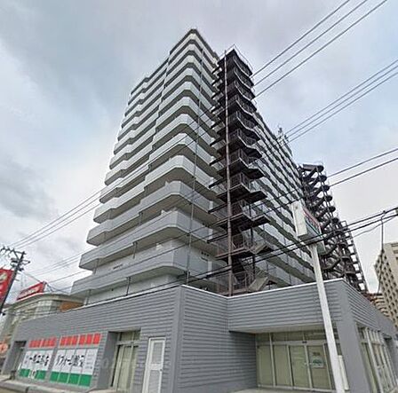 街に馴染みつつも確かな存在感を放つ、洗練された外観。シンプルながらも細部まで配慮されたデザインが、上質な暮らしへの期待を高めます。