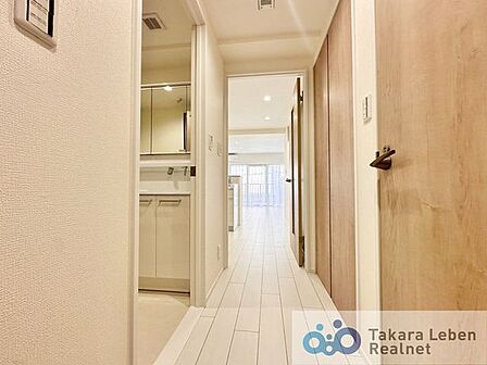 ナチュラルカラーの室内廊下、明るく開放感のある空間を演出します。