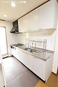 キッチンには吊戸棚がついており、収納力豊富です♪