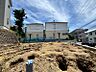 外観：完成前の状態をご覧頂くことで、隣接した環境をしっかりとご確認頂けます。（2026年6月撮影）