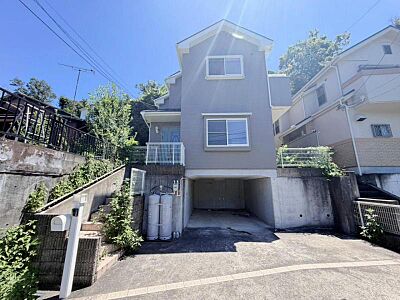 外観:爽やかな青空の下に贅沢なほどに降り注ぐ陽光、豊かな居住性とクオリティが見事に調和した住空間は、住まうことの喜びを感じさせてくれます。 外観:爽やかな青空の下に贅沢なほどに降り注ぐ陽光、豊かな居住性とクオリティが見事に調和した住空間は、住まうことの喜びを感じさせてくれます。