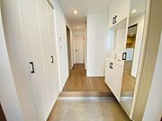 お住まいの顔となる玄関。安らぎに満ちた生活空間を予感させてくれます。