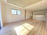 リビング/ダイニング：ソファーやダイニングテーブルを置いてもゆとりのある広々リビングです。ご家族みなさんで寛げる空間をぜひ現地で体感してみてください。(撮影日2026年9月撮影)