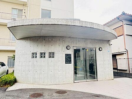エントランスは、まさに顔となる場所。シンプルながらも格調高い雰囲気を漂わせて上質な空間。