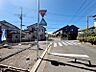 外観：現地に接道する道路は6.5mのゆったり幅。車の運転が苦手なママもゆっくりと安心して車庫入れができます。（2026年10月撮影）