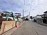 外観：お子様と手を繋いで並んで歩けるくらい広い前面道路です。