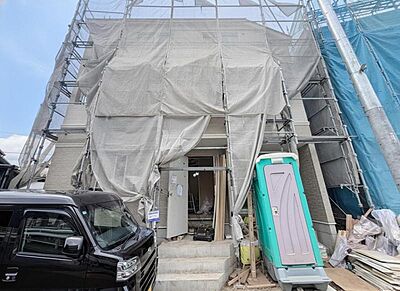 外観:完成前の状態をご覧頂くことで、隣接した環境をしっかりとご確認頂けます。(2026年9月撮影) 外観:完成前の状態をご覧頂くことで、隣接した環境をしっかりとご確認頂けます。(2026年9月撮影)