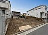 外観：完成前の状態をご覧頂くことで、隣接した環境をしっかりとご確認頂けます。（2026年9月撮影）
